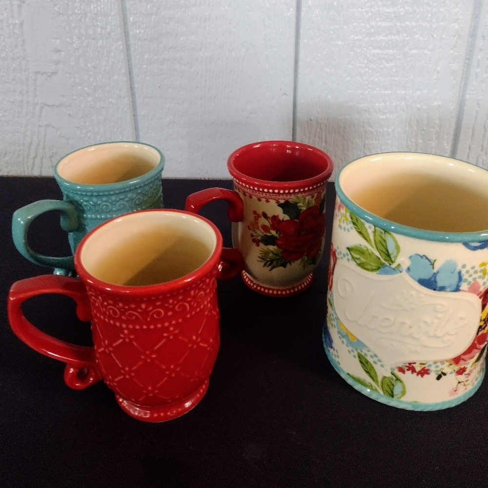 Set of 3 The Pioneer Woman  Coffee Mugs and Utensil Holder